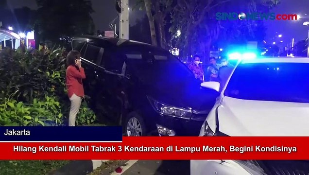 Hilang Kendali Mobil Tabrak 3 Kendaraan di Lampu Merah, Begini Kondisinya