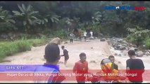 Hujan Deras di SIkka, Warga Gotong Motor yang Hendak Melintasi Sungai