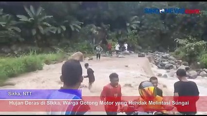 Tải video: Hujan Deras di SIkka, Warga Gotong Motor yang Hendak Melintasi Sungai