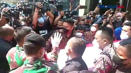 Скачать видео: Peti Dibalut Bendera Merah Putih, Jenazah Tjahjo Kumolo Diberangkatkan ke Rumah Dinas