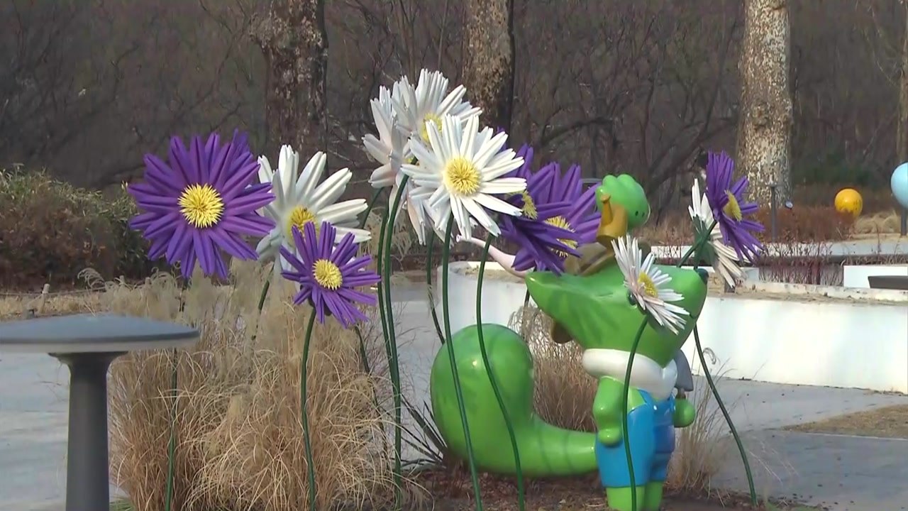 완연한 봄기운...주말 도심 공원 발길 이어져 / YTN