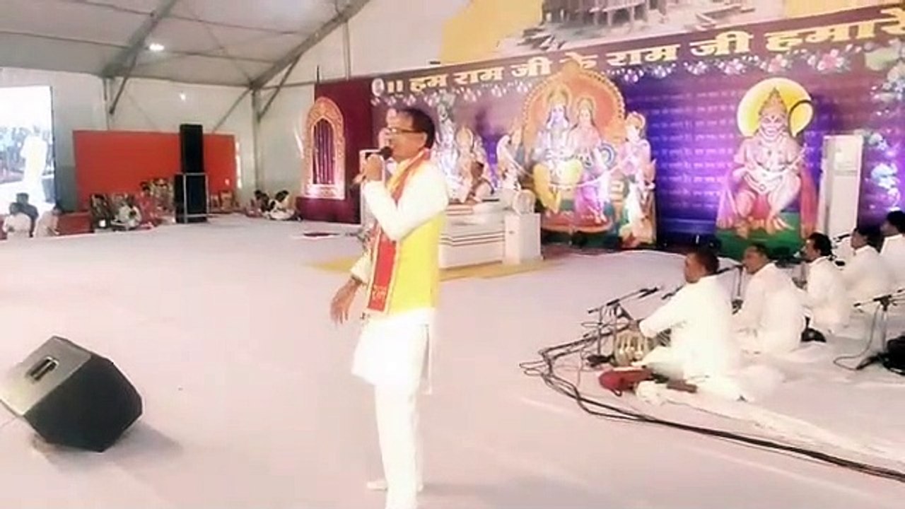 आज सांवेर पहुँचे मुख्यमंत्री श्री शिवराज सिंह चौहान ने यहाँ के भक्तिमय वातावरण में सुंदर भजन गाकर उपस्थित श्रद्धालुओं को भाव विभोर कर दिया