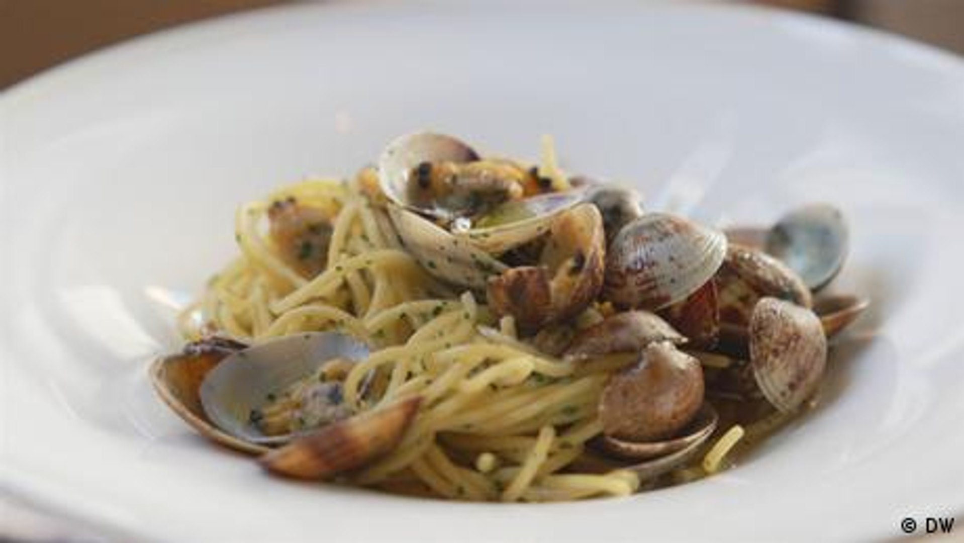 An Italian classic: Spaghetti alle Vongole - video Dailymotion