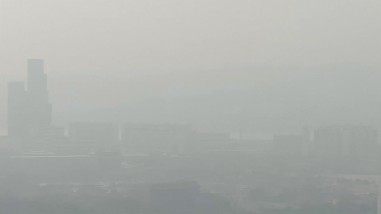 [날씨] 포근하지만 미세먼지 증가...내일도 탁한 공기 / YTN