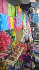 होली आई रे: बाजारों में सजने लगी दुकानें, बच्चे खरीद रहे पिचकारियां