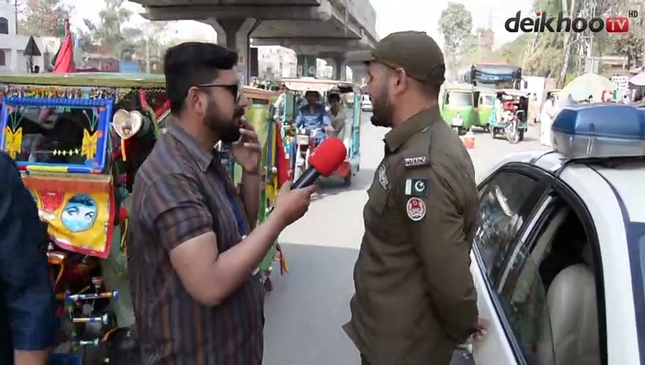 Police Wala Duty Par Mobile Mai Kya Dekh Raha Tha_ Anchor Mooqa par Pohanch Gya _ Deikhoo Tv