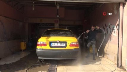 Yaşanan depremin ardından tozla kaplanan araçlar oto yıkamacılarda yoğunluk oluşturdu