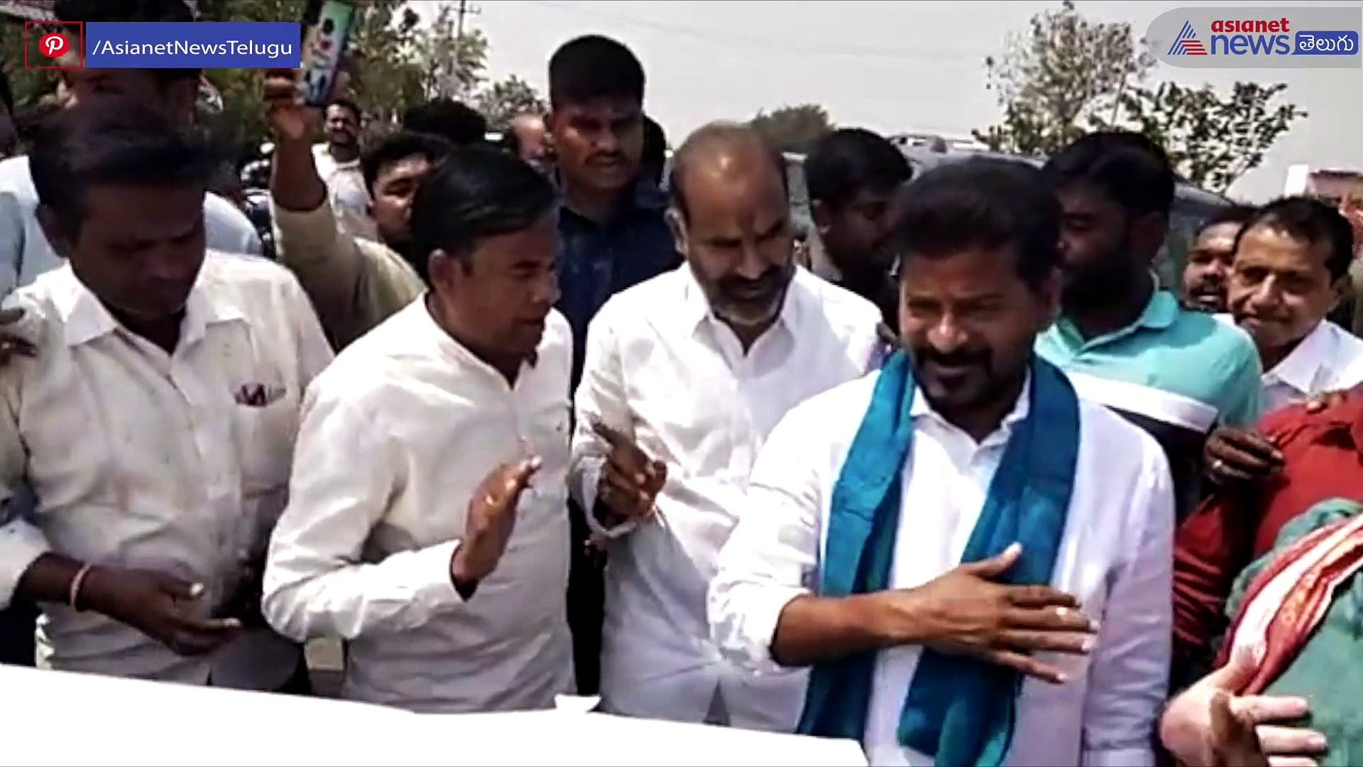 రేవంత్ రెడ్డికి తృటిలో తప్పిన ప్రమాదం...  సిరిసిల్లలో ఘోర ప్రమాదం