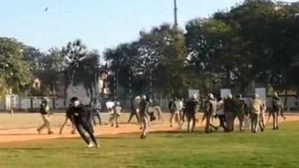 लाठी भांजी और आंसू गैस के गोले फेंके, पुलिस और दंगाइयों में हुई भिड़ंत