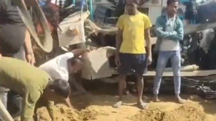 ब्रेकिंग: बालू लदी खड़ी ट्रैक्टर में ट्रक ने मारी जोरदार टक्कर, एक की मौत, दो की तलाश जारी
