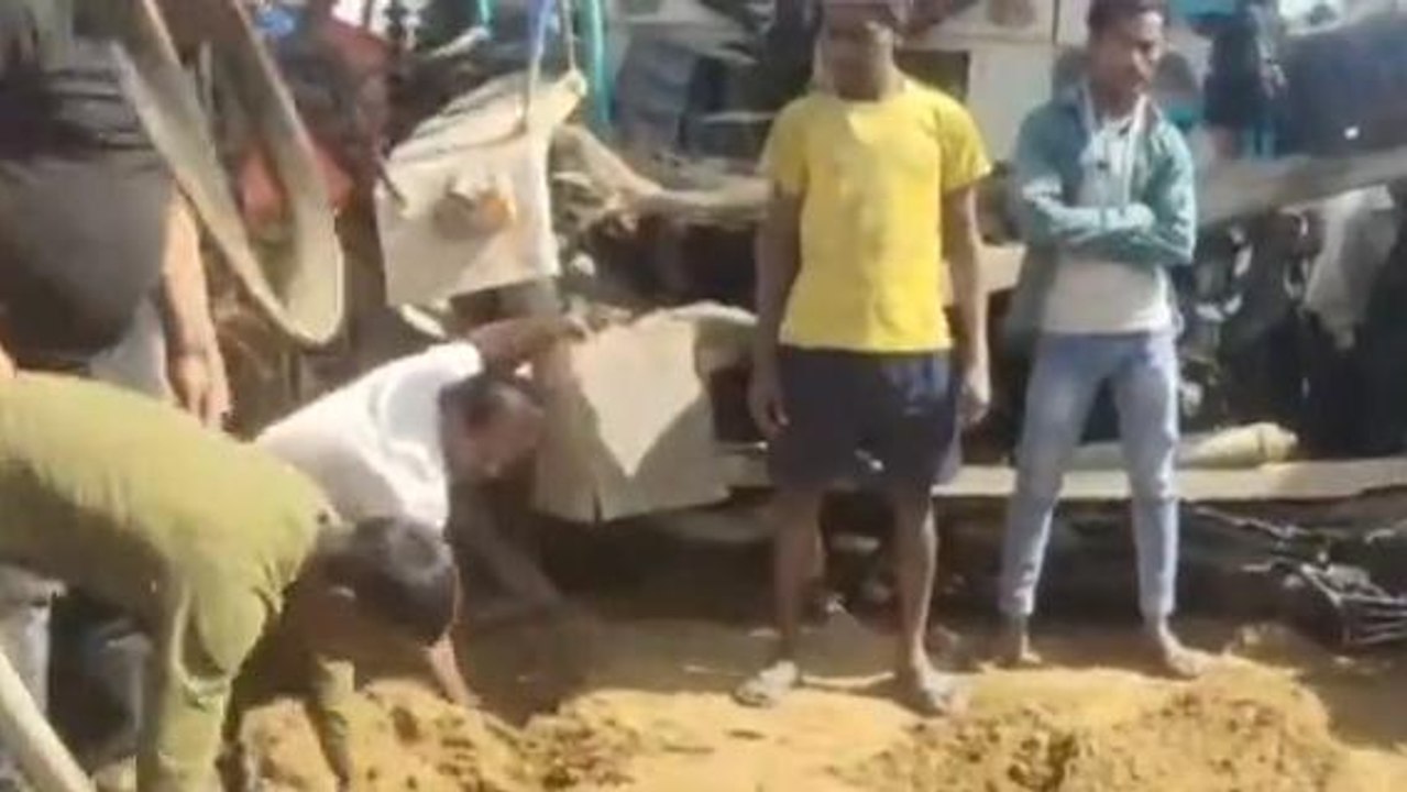 ब्रेकिंग: बालू लदी खड़ी ट्रैक्टर में ट्रक ने मारी जोरदार टक्कर, एक की मौत, दो की तलाश जारी