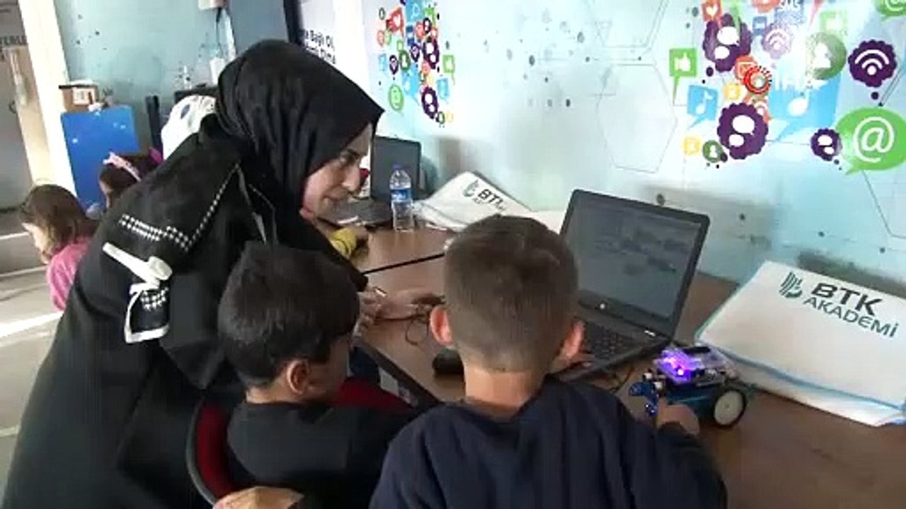 Depremzede çocuklara robotik kodlama eğitimi