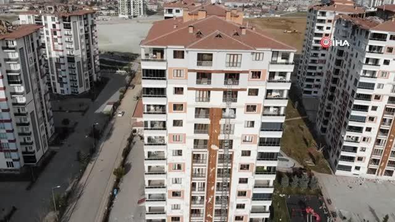 Ölümü göze alıp ağır hasarlı binadan eşya çıkarıyorlar