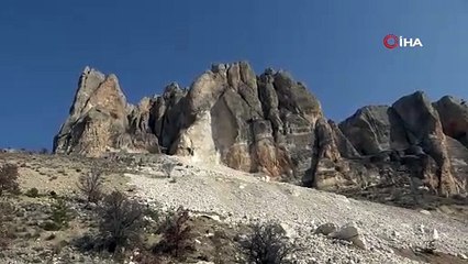 Depremde dağ yerinden oynadı! Görüntüler inanılmaz