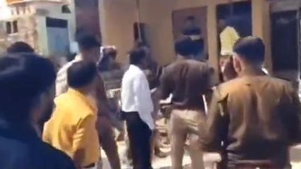 आगरा: फांसी के फंदे पर लटका मिला महिला का शव, फैली सनसनी
