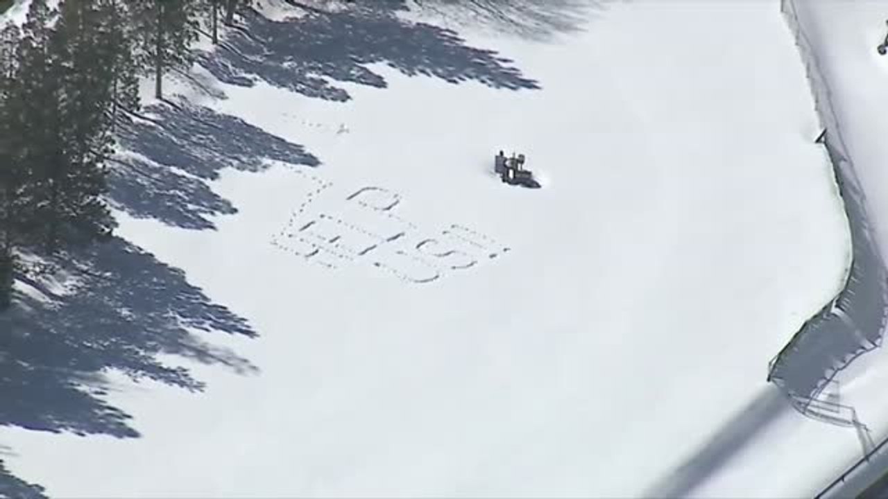 Residentes aislados en las montañas de California escriben el mensaje "Ayudadnos" en la nieve