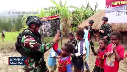 Wujudkan Papua Terang Pangkostrad Serahkan 20 Unit Lampu Solar Cell di Ilaga