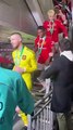 Casemiro saluda a hincha con discapacidad en celebraciones del campeonato de Manchester United