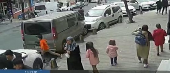 SULTANGAZİ'DE ANİDEN YOLA FIRLAYAN ÇOCUĞA OTOMOBİL ÇARPTI