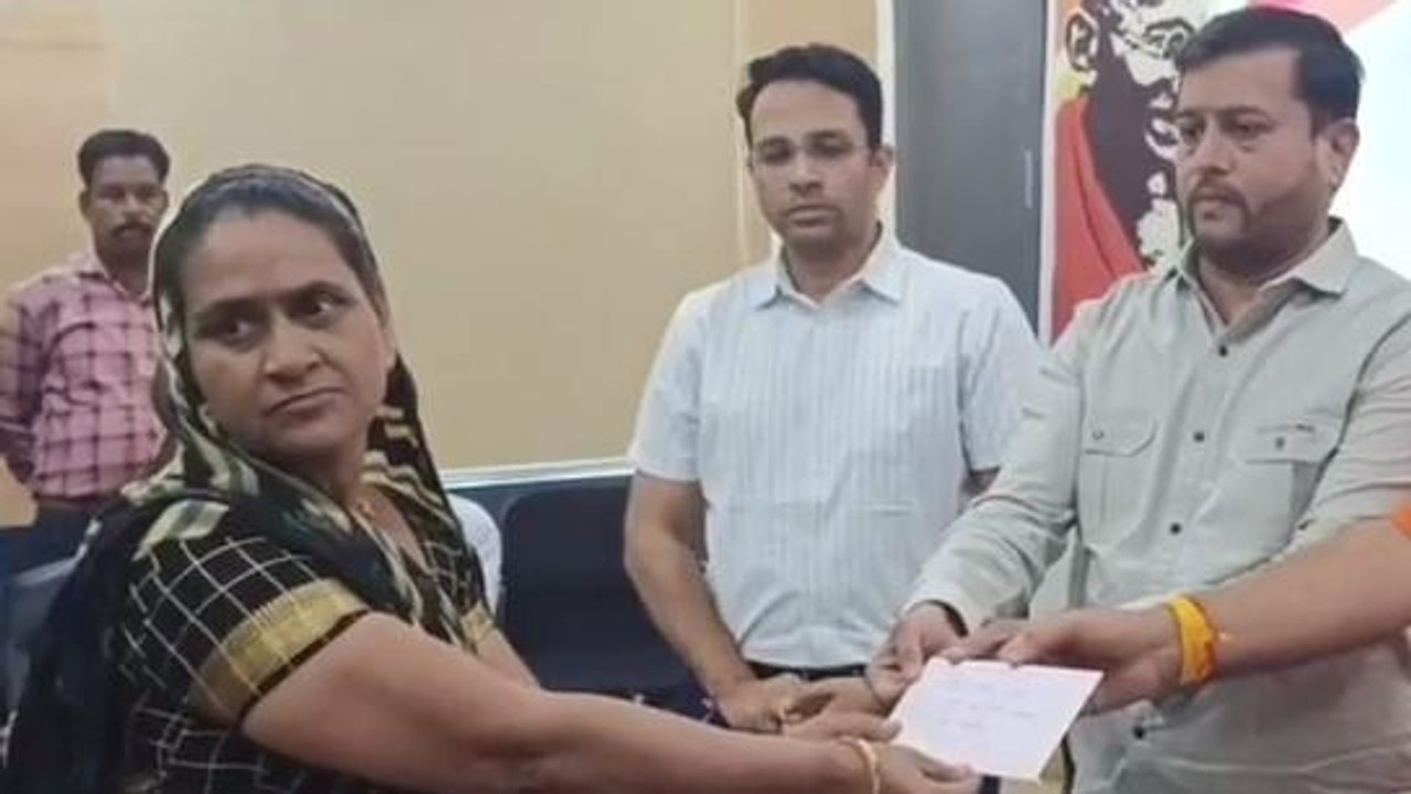 देवास: जिला स्तरीय कार्यक्रम के तहत संबल योजना के हितग्राहियों को दिए प्रमाण पत्र