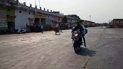 सड़क पर हुई चिकनाहट से दुपहिया चालक फिसल कर गिरा, बारिश से बढ़ाई किसानों की चिंता