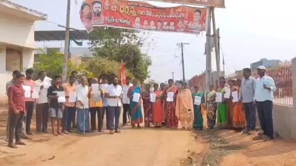 మహబూబాబాద్: ప్రజలకు ఇచ్చిన నోటీసులను వెనక్కి తీసుకోవాలని డిమాండ్