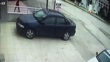 Kontrolünü kaybeden otomobil sürücüsü apartman boşluğuna böyle düştü