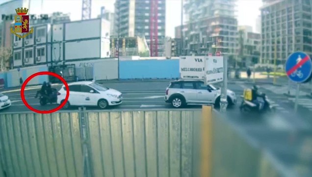 Milano, il video delle rapine di orologi di lusso: due 'trasfertisti' fermati dalla polizia