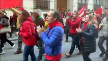Manifestazione di Firenze, l'orchestra in strada suona 