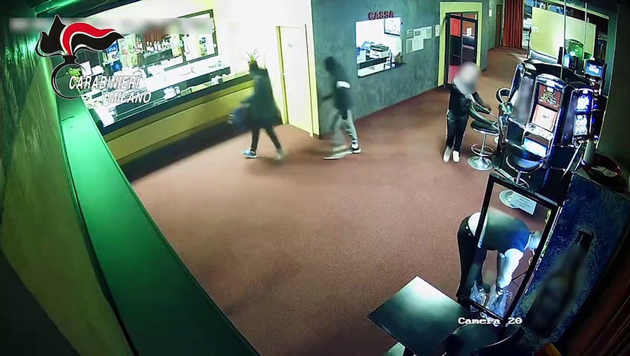 Fucili e pistole in pugno, le rapine lampo a volto coperto della banda di sale slot e gioiellerie