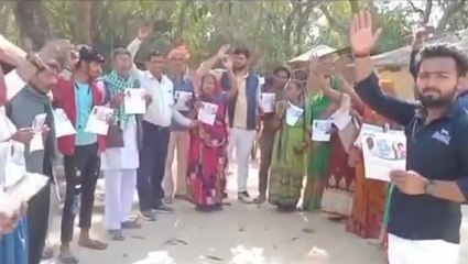 सुलतानपुर: कांग्रेसियों ने चलाया हाथ से हाथ जोड़ अभियान, चिपकाया स्टीकर बाटी चार्ज शीट