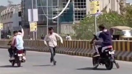 रीवा: सरहंगो ने सरेराह लहराया हथियार, परीक्षा देने आए छात्र को मारने पहुंचे थे छात्र