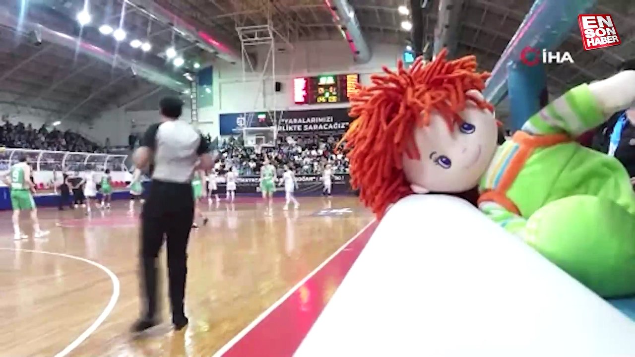 Basketbol maçında sahaya pelüş oyuncak yağdı