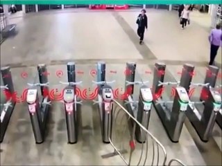 Un homme en colère prend le métro façon "gros dur"