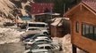 Une avalanche pousse toutes les voitures d'un parking