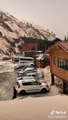 Une avalanche pousse toutes les voitures d'un parking