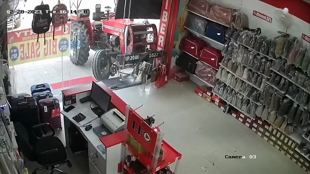 Un tracteur bien décidé à rentrer dans le magasin