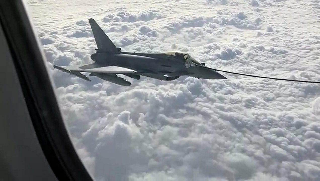 Opération de ravitaillement d'un Typhoon anglais par l'A330 Phénix de la base d'Istres au dessus de la frontière entre la Bulgarie et l'Ukraine