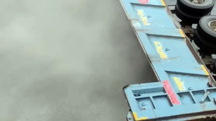 अनियंत्रित होकर कंक्रीट से भरा  ट्रेलर पलटा