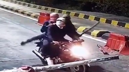 टोल प्लाजा पर नकाबपोश युवकों ने की तोड़फोड़, लाखों का नुकसान