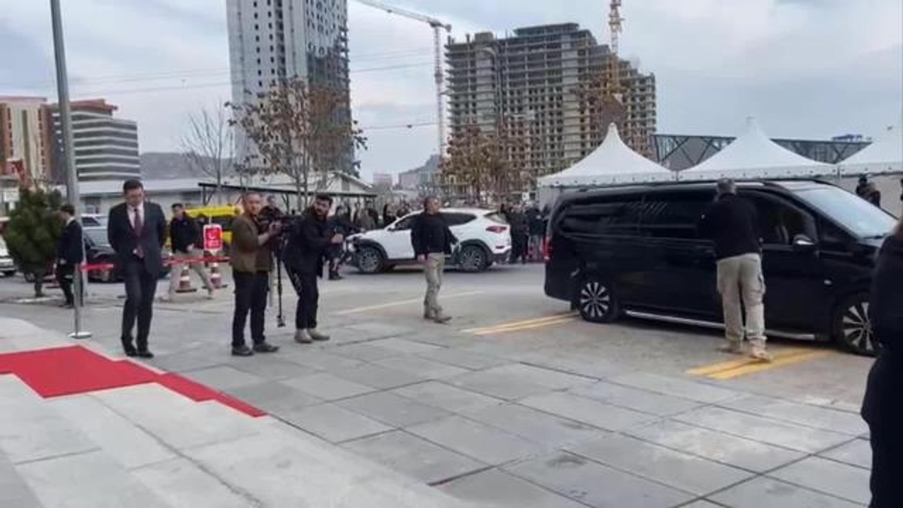 İnşaat İşçisinden Akşener'e Saadet Partisi Genel Merkezi Önünde Tepki: "Beş Tane Çocuğum Var Benim. Biz Size Ümit Bağlamıştık. Yazıklar Olsun Size"