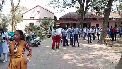 उत्तर पुस्तिका में पर्चियां रखकर दो घंटे तक नकल करता रहा छात्र, अधिकारियों ने पकड़ा