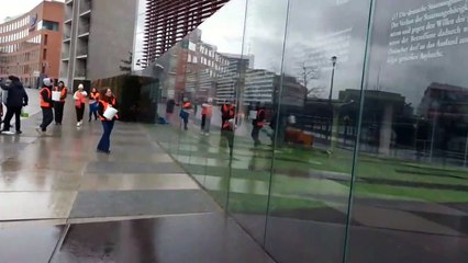 WARNING: Climate extremists attack the monument of fundamental rights