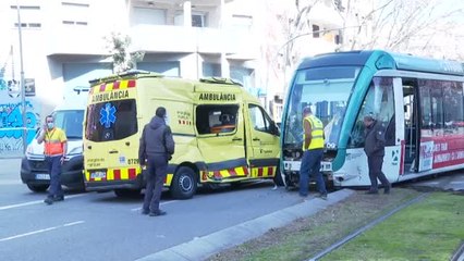 Download Video: Un tranvía embiste a una ambulancia en la avenida Diagonal de Barcelona