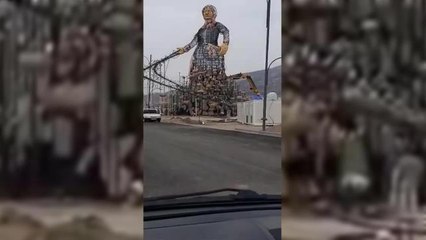 Deprem Bölgesi Kahramanmaraş'ta, Onikişubat Belediyesi'nin Expo 2023 İçin Tasarlanan Dev Anıtın Yapımına Devam Edilmesine Tepki: "Konteynerlere...