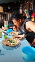 makan pake sambel terasi