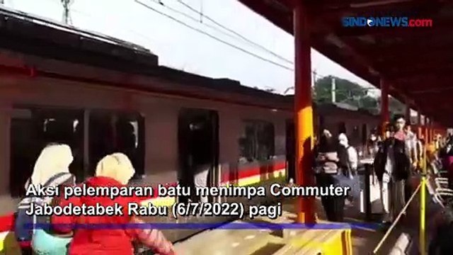 Kaca KRL Rute Tanah Abang - Duri Pecah Dilempar Batu