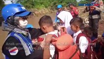 Puluhan Siswa MI Nurul Huda Garut Seberangi Sungai Cimanuk dengan Perahu Karet
