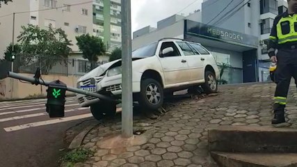 Parati derruba semáforo no Centro de Cascavel