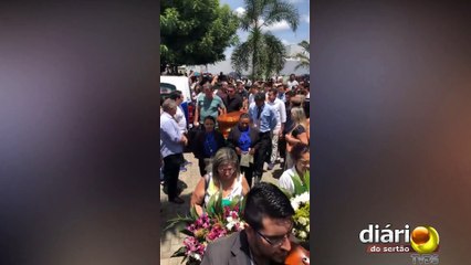 Descargar video: Sob forte comoção e homenagens, multidão dá o último adeus à presidenta da Câmara de Juazeiro do Norte